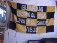 Trapo - Bandeira - Faixa - Telón - Trapo de la Barra: La Raza Aurinegra • Club: Guaraní de Asunción • País: Paraguay