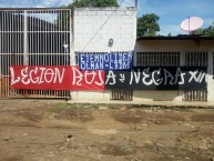 Trapo - Bandeira - Faixa - Telón - "Nicaragua , Legión Roja Y Negra Xll , Un Detalle Para Nuestros Amigos De La Banda Del Azul Por La Perdida De Su Líder 'Olman Calix'" Trapo de la Barra: Legión Roja y Negra • Club: Walter Ferretti