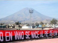 Trapo - Bandeira - Faixa - Telón - "No en vano se nace al pie de un volcán" Trapo de la Barra: León del Svr • Club: Melgar