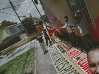Trapo - Bandeira - Faixa - Telón - "LA FAMOSA BANDA DEL PONIENTE 1981 MORELIA" Trapo de la Barra: Locura 81 &bull; Club: Monarcas Morelia &bull; País: México