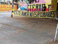 Trapo - Bandeira - Faixa - Telón - "LA FAMOSA BANDA DEL PONIENTE 1981 MORELIA" Trapo de la Barra: Locura 81 &bull; Club: Monarcas Morelia &bull; País: México