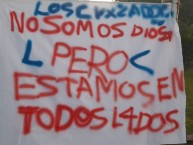 Trapo - Bandeira - Faixa - Telón - "No somos dios pero estamos...." Trapo de la Barra: Los Cruzados &bull; Club: Universidad Católica