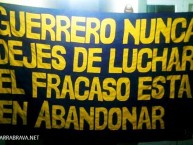 Trapo - Bandeira - Faixa - Telón - "Guerrero nunca dejes de luchar, que el fracaso está en abandonar" Trapo de la Barra: Los Guerreros • Club: Rosario Central