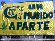 Trapo - Bandeira - Faixa - Telón - "Un mundo aparte" Trapo de la Barra: Los Guerreros &bull; Club: Rosario Central &bull; País: Argentina