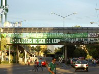 Trapo - Bandeira - Faixa - Telón - "Orgullosos de ser de León LDA" Trapo de la Barra: Los Lokos de Arriba • Club: León