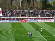 Trapo - Bandeira - Faixa - Telón - "Aqui estamos, no nos rendimos a pesar de todo, la lucha sigue!" Trapo de la Barra: Los Marginales • Club: Curicó Unido