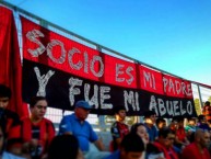 Trapo - Bandeira - Faixa - Telón - "Socio es mi padre y fue mi abuelo, frase que pertenece al himno" Trapo de la Barra: Los Rojinegros • Club: Rangers de Talca • País: Chile