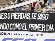 Trapo - Bandeira - Faixa - Telón - "Un simple trapo de tela, con una hermosa historia detrás. El amor por esta camiseta puede más..." Trapo de la Barra: Los Vagabundos • Club: Montevideo Wanderers