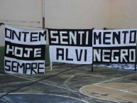 Trapo - Bandeira - Faixa - Telón - "Mov 105 - Ontem, hoje, sempre e Sentimento Alvinegro" Trapo de la Barra: Movimento 105 Minutos • Club: Atlético Mineiro • País: Brasil