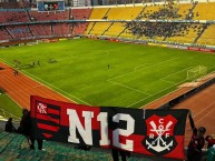 Trapo - Bandeira - Faixa - Telón - "Nação 12 presente no Estádio Hernando Siles, Bolivar x Flamengo." Trapo de la Barra: Nação 12 • Club: Flamengo