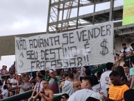 Trapo - Bandeira - Faixa - Telón - "'Botafogo 0x1 Fluminense - Campeonato Brasileiro 2022 'De nada sirve venderte, tu destino es fracasar.' Referencia a la venda del club Bota'" Trapo de la Barra: O Bravo Ano de 52 • Club: Fluminense • País: Brasil