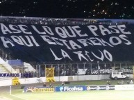 Trapo - Bandeira - Faixa - Telón - "Pase lo que pase aquí estaremos! La Revo" Trapo de la Barra: Revolucionarios 1928 • Club: Motagua • País: Honduras