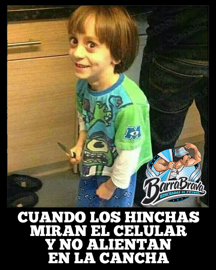 Cuando los hinchas miran el celular y no alientan en la cancha