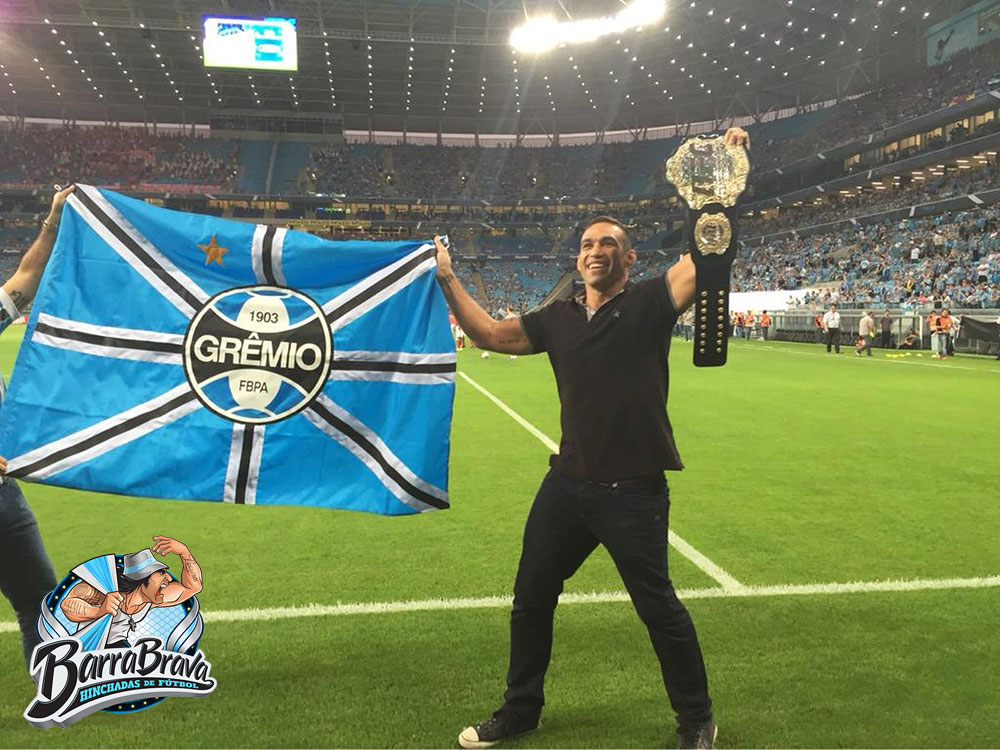 Hincha fanatico de Grêmio, FABRICIO WERDUM campeón peso pesado del UFC presente en la Arena con el cinturon