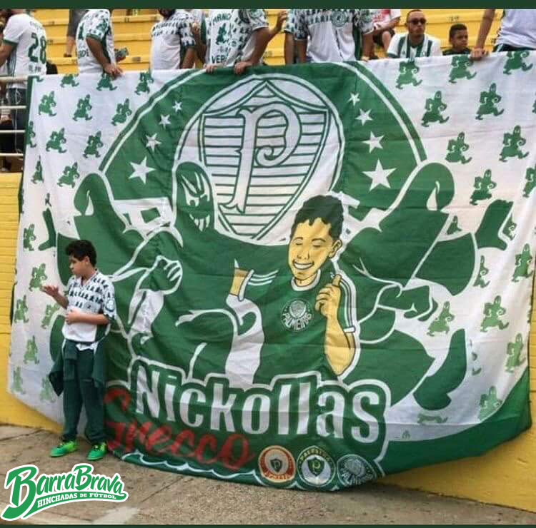 Nickollas fue el pibe de Palmeiras deficiente visual que se hizo famoso en las últimas semanas cuando su madre narraba el juego para él. Uno de sus sueños era asistir a un juego junto a la Torcida Organizada Mancha Verde, y hoy, no sólo realizó ese sueño, como también ganó un trapo en su homenaje!