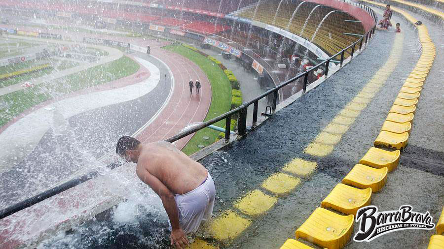 TERRIBLE LLUVIA en el Estádio Morumbi 2011 (clasico São Paulo x Palmeiras)