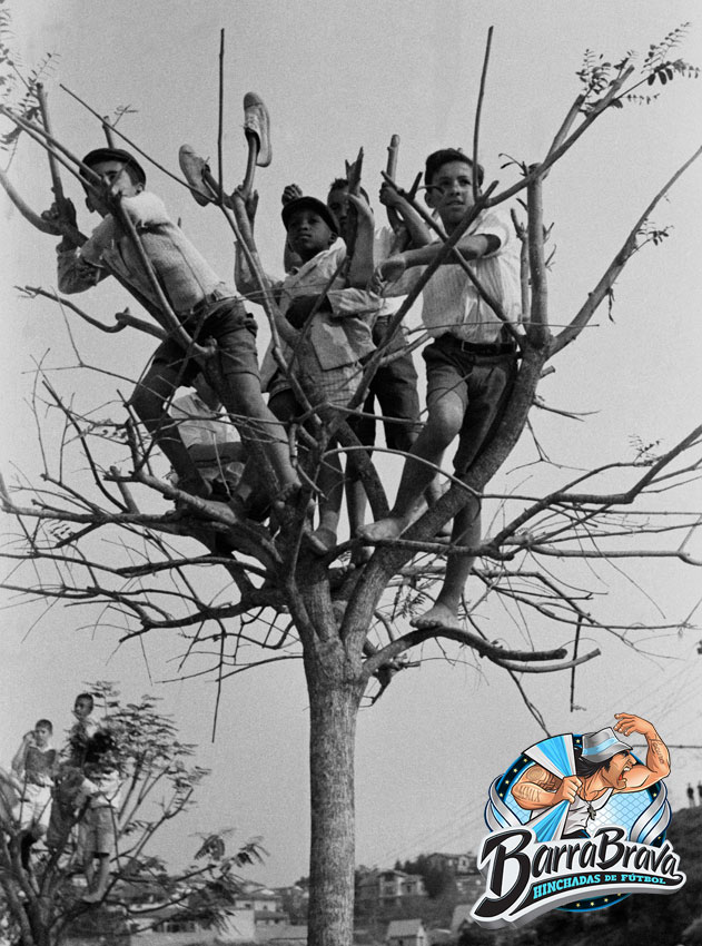 Asistiendo un partido de fútbol desde fuera del estadio Pacaembú. São Paulo, Brasil. Año 1941