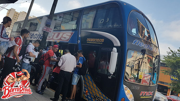 En este momento los hinchas  de Independiente parten desde la sede del club rumbo a Porto Alegre para ver la final de la Recopa ante Grêmio. Se esperan 4.000 hinchas del Rojo. (20/02/2018)